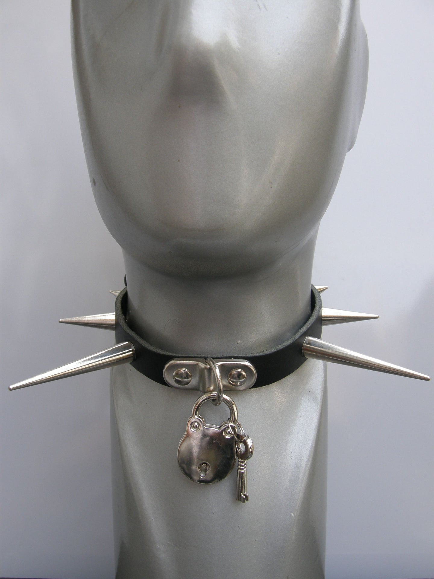 Halsband Ass. Screw Cones And Padlock