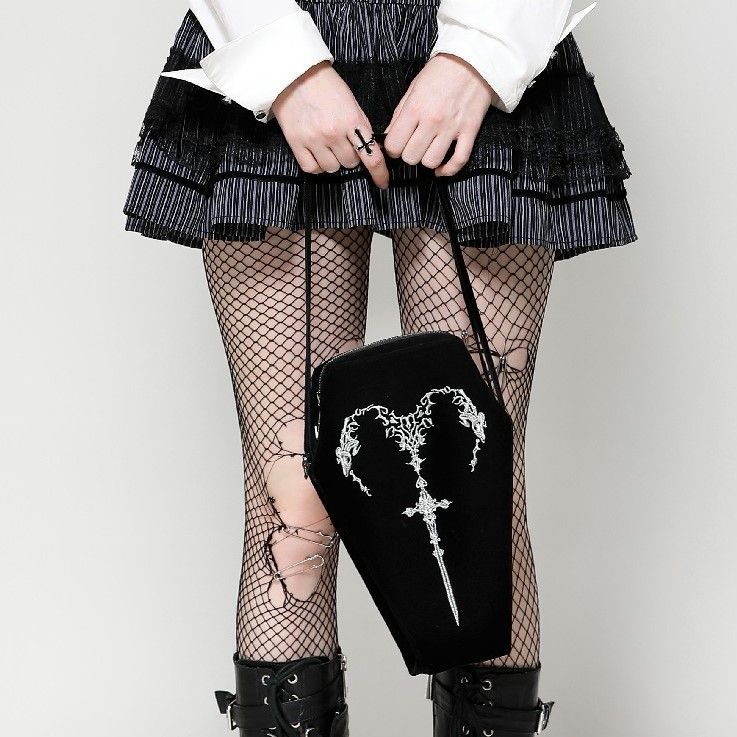 Velvet Coffin Tas