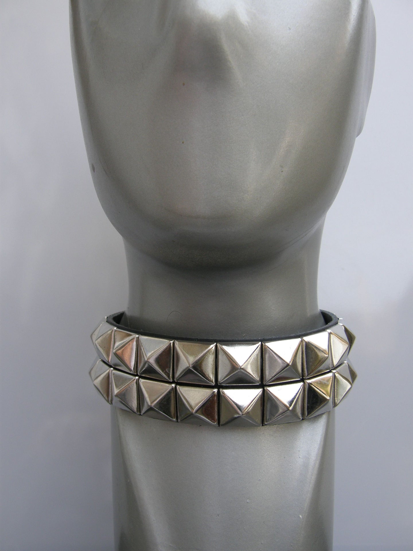 Halsband 2 Row Pyramid Studs