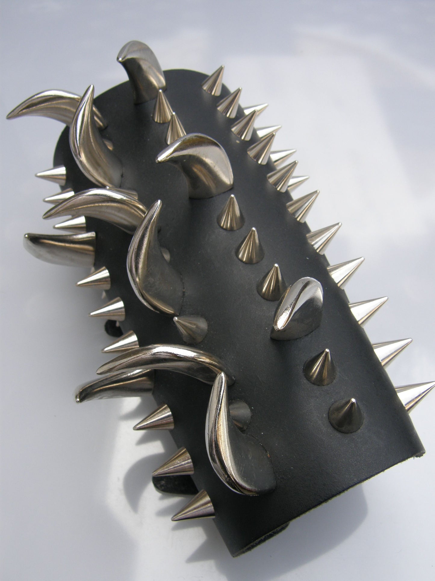 Arm Guard 11 Row Saber Tooth & Small Cones