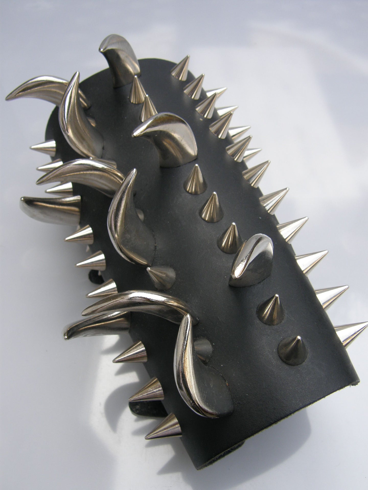 Arm Guard 11 Row Saber Tooth & Small Cones