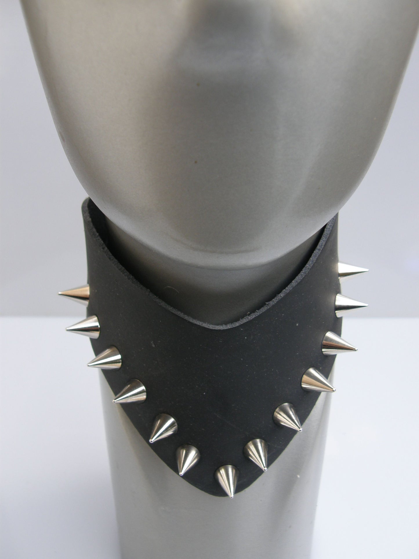 Halsband Bat Small Screw Cones