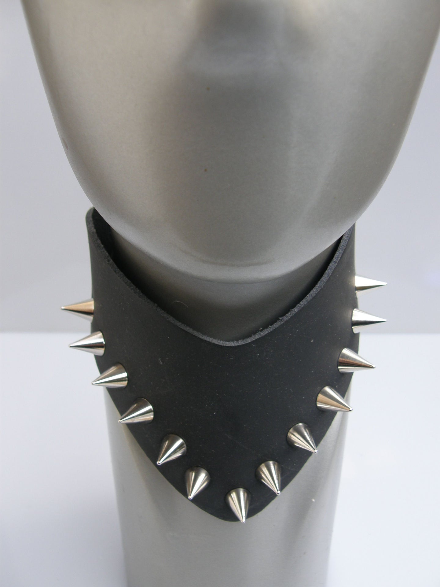 Halsband Bat Small Screw Cones