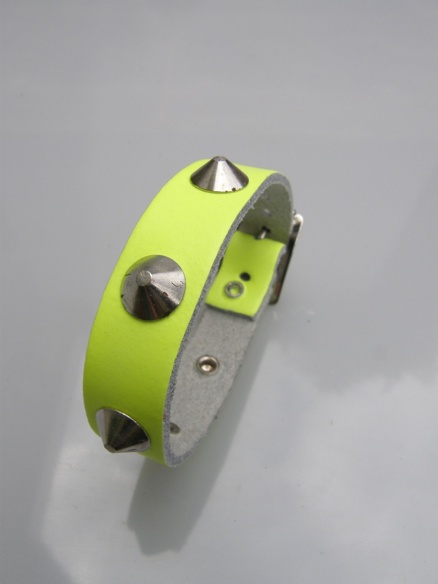 Polsband Fluor Geel 1 Row Conical Studs