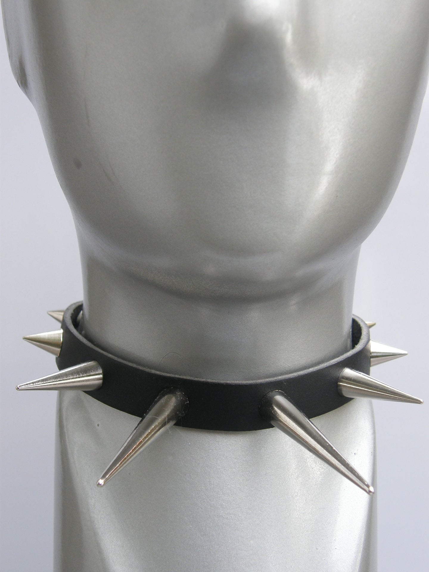 Halsband 1 Row Assorted Screw Cone Studs