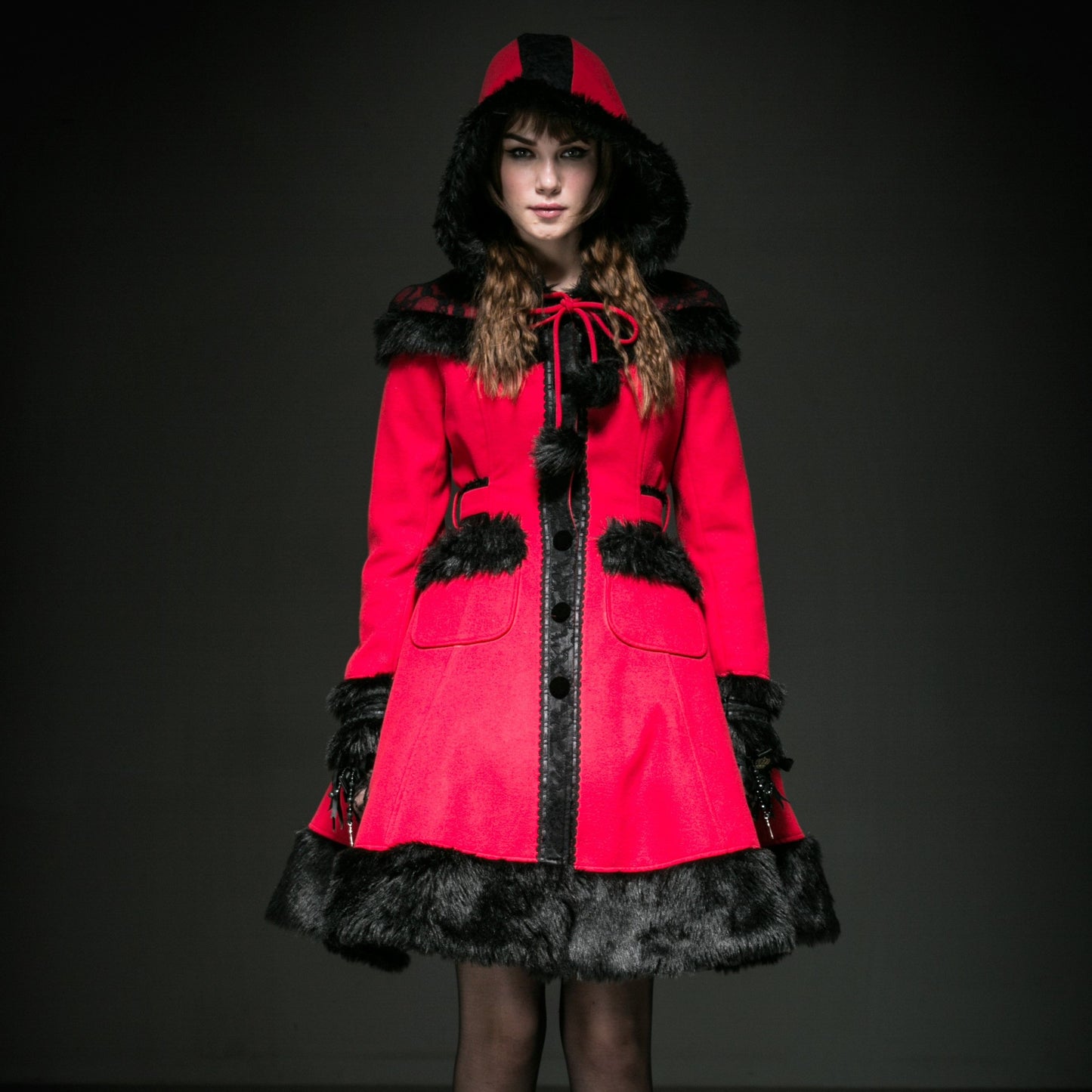 Pyon Pyon Dolly Jas Rood - Zwart