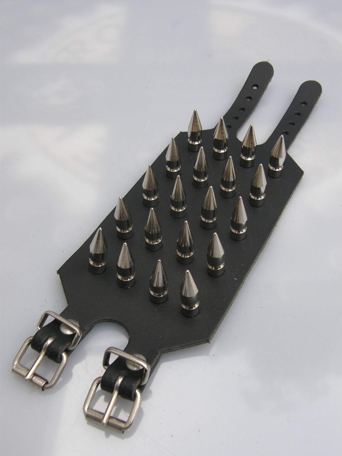 Armband 4 row medium screw spikes