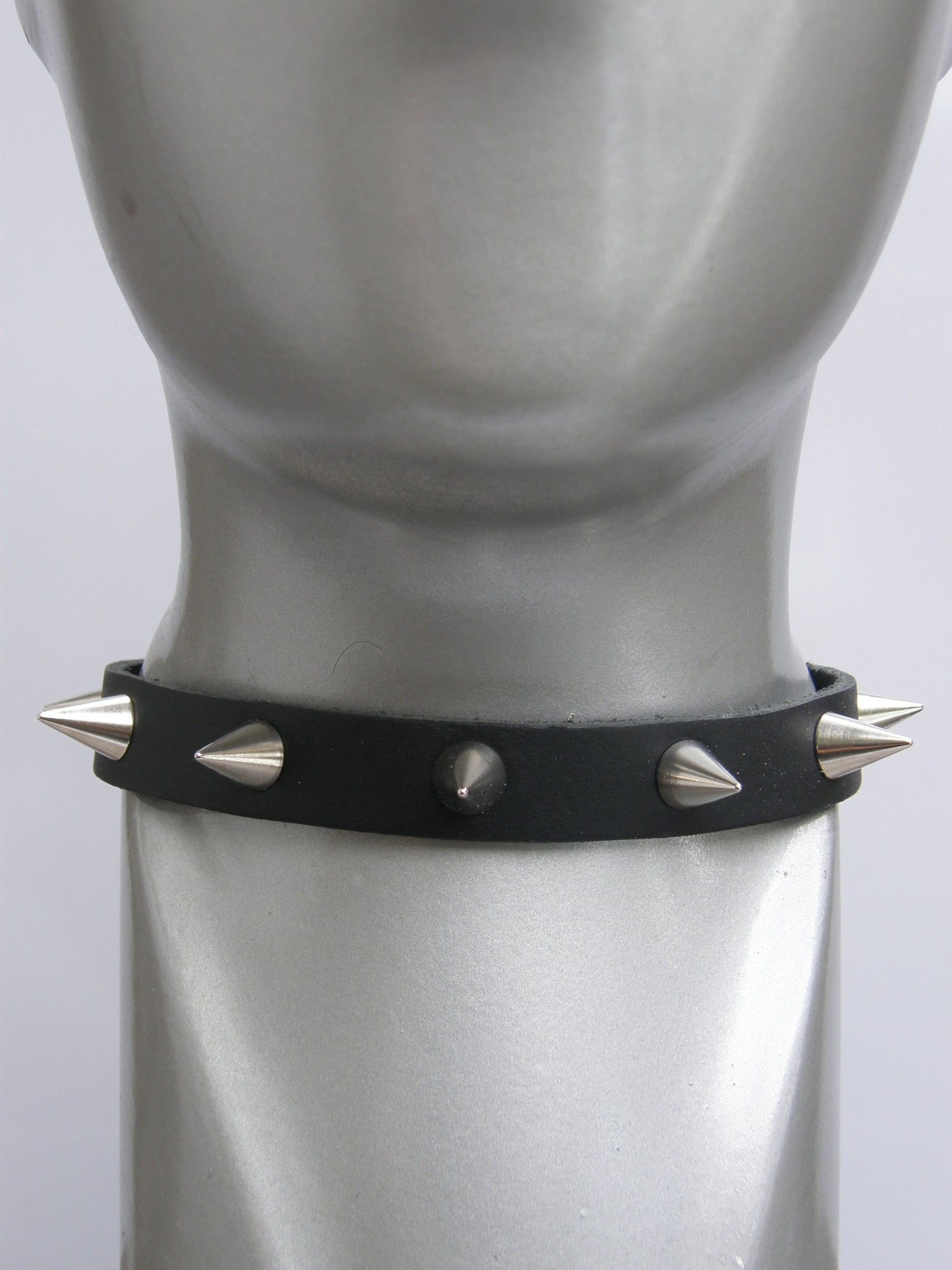 Halsband 1 Row Small Screw Cones