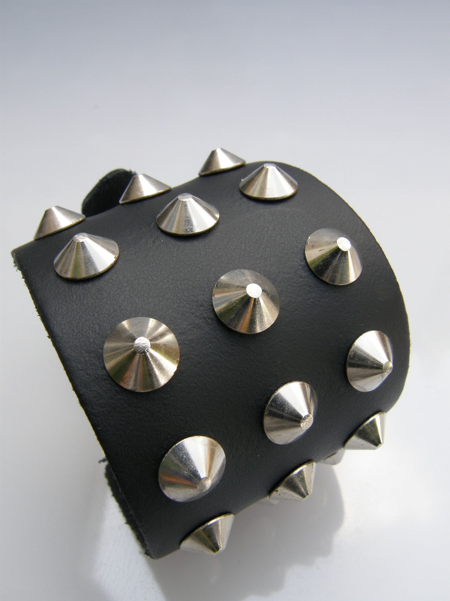 Polsband 3 Row Conical Studs
