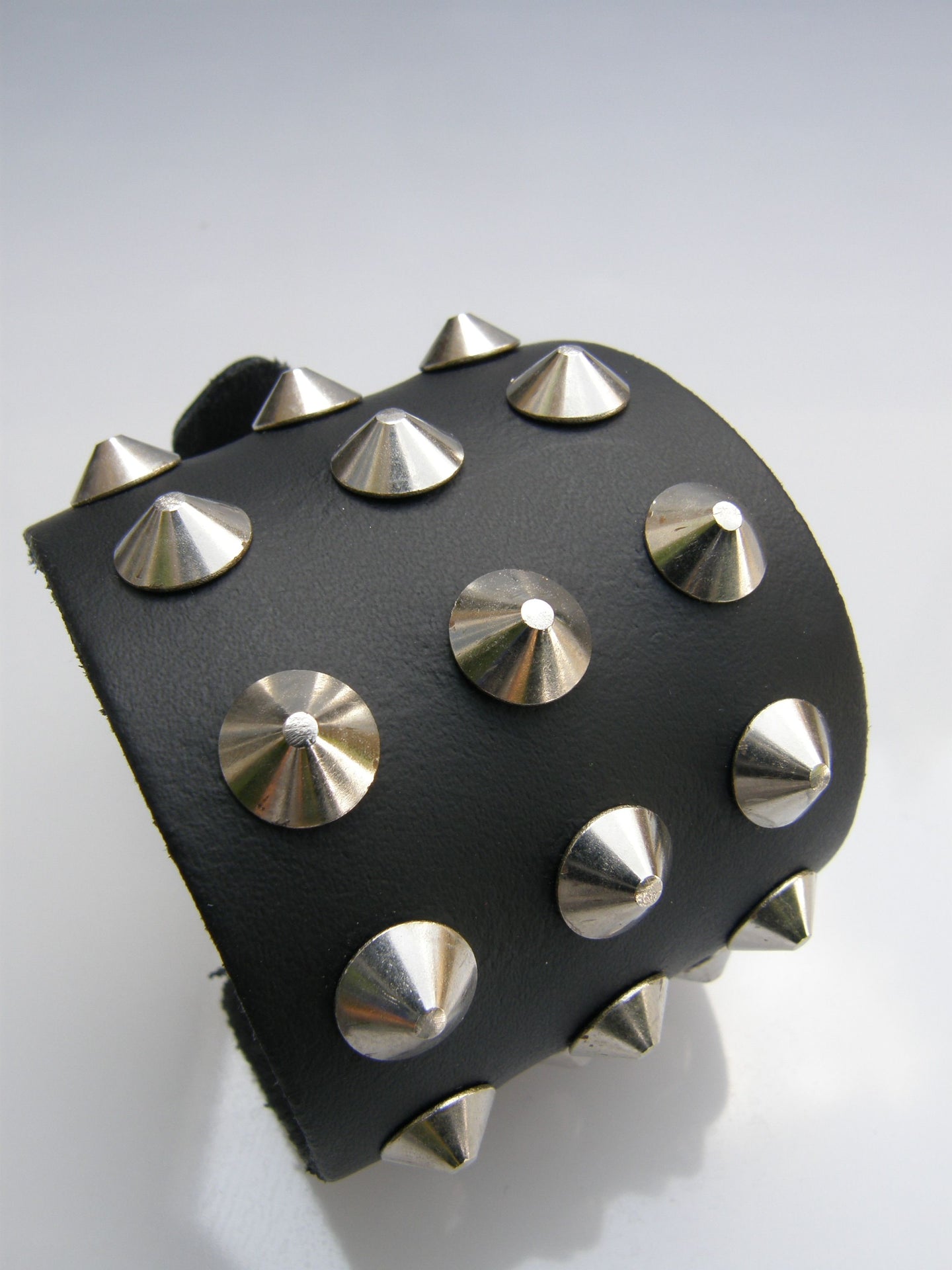 Polsband 3 Row Conical Studs