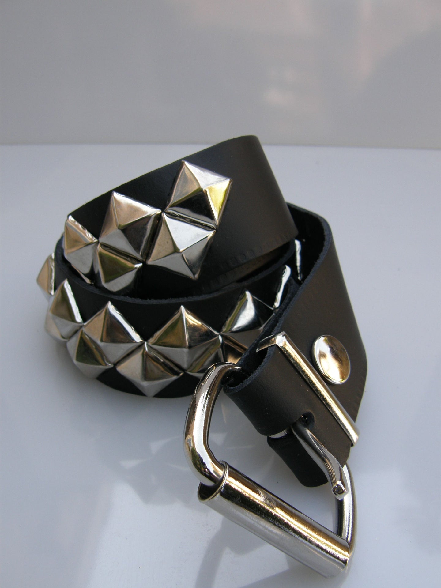 Riem 2 Row Diagonal Pyramid Studs