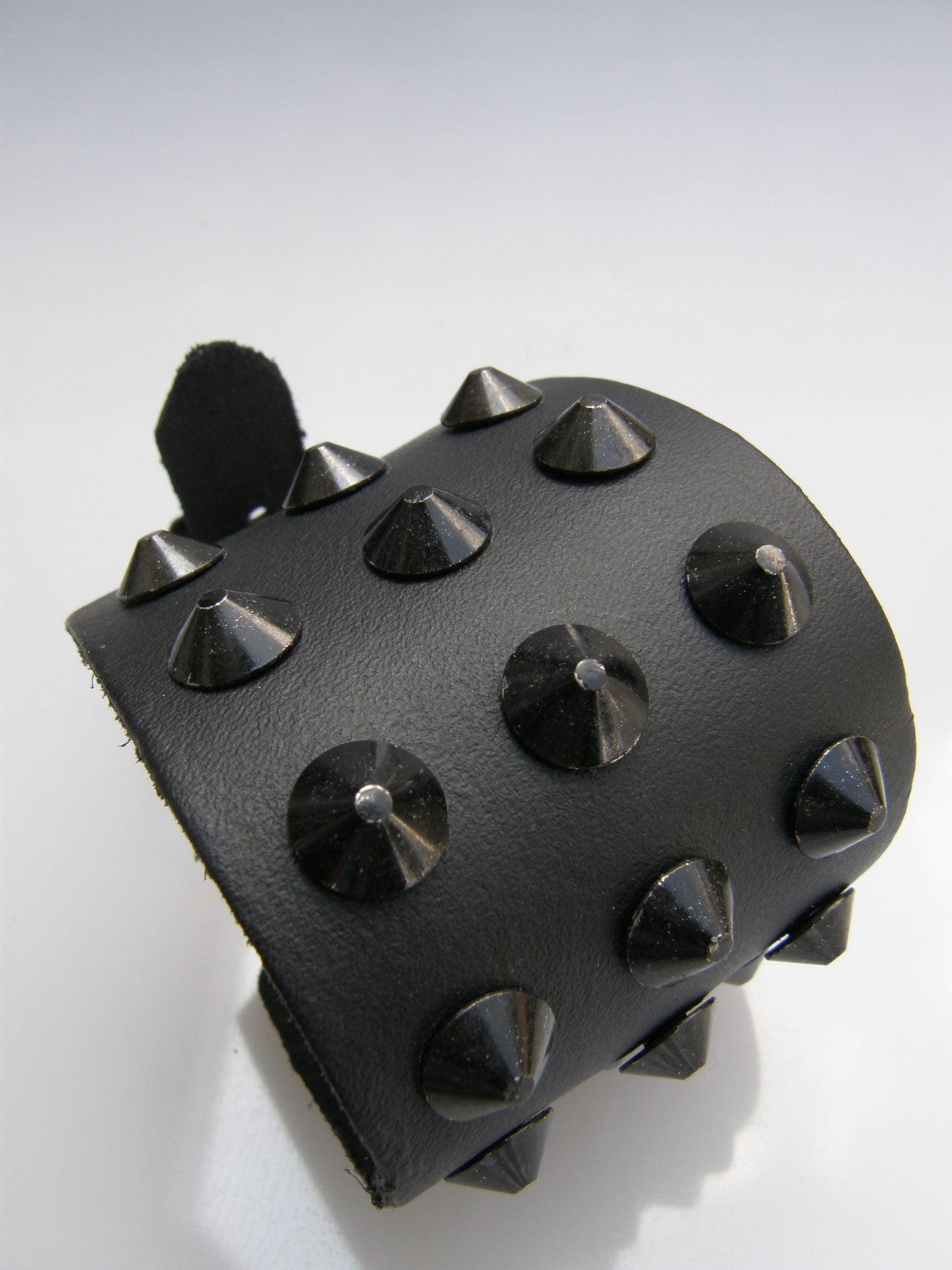 Polsband 3 Row Black Conical Studs