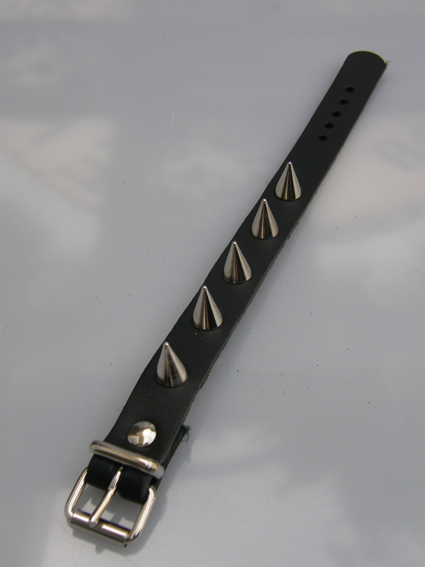 wristband 1 row small screw cones