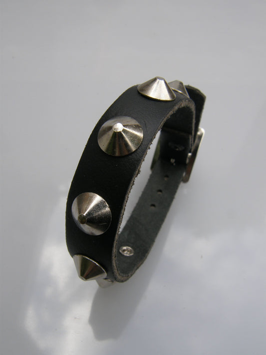 Polsband  Zwart 1 Row Conical Studs