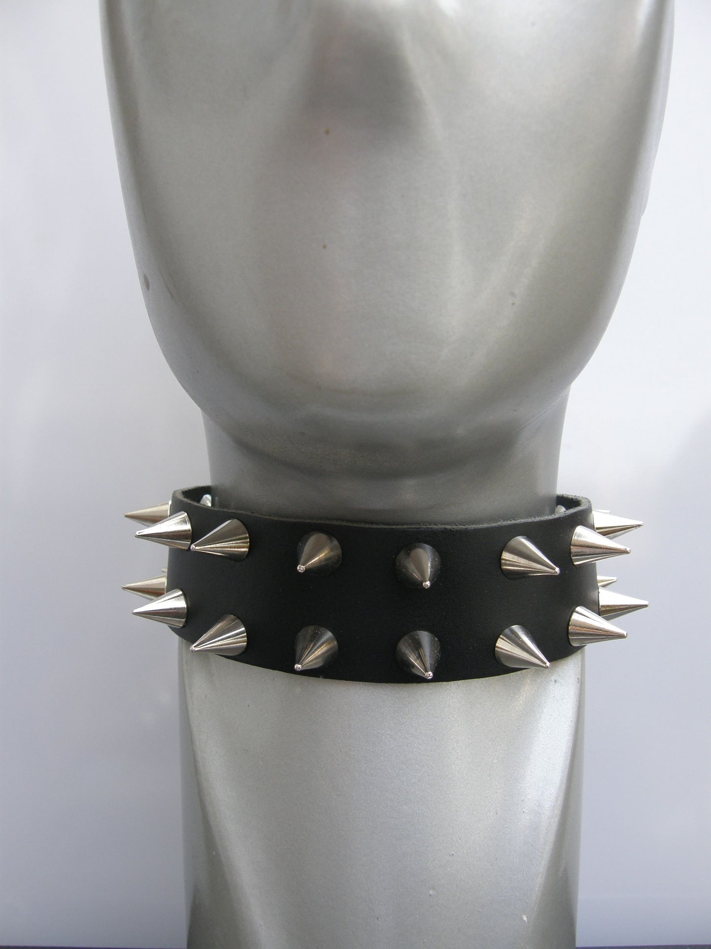 Halsband 2 Row Small Screw Cone Studs