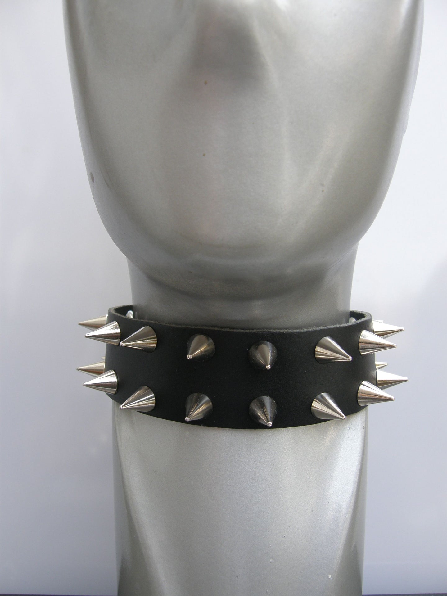 Halsband 2 Row Small Screw Cone Studs